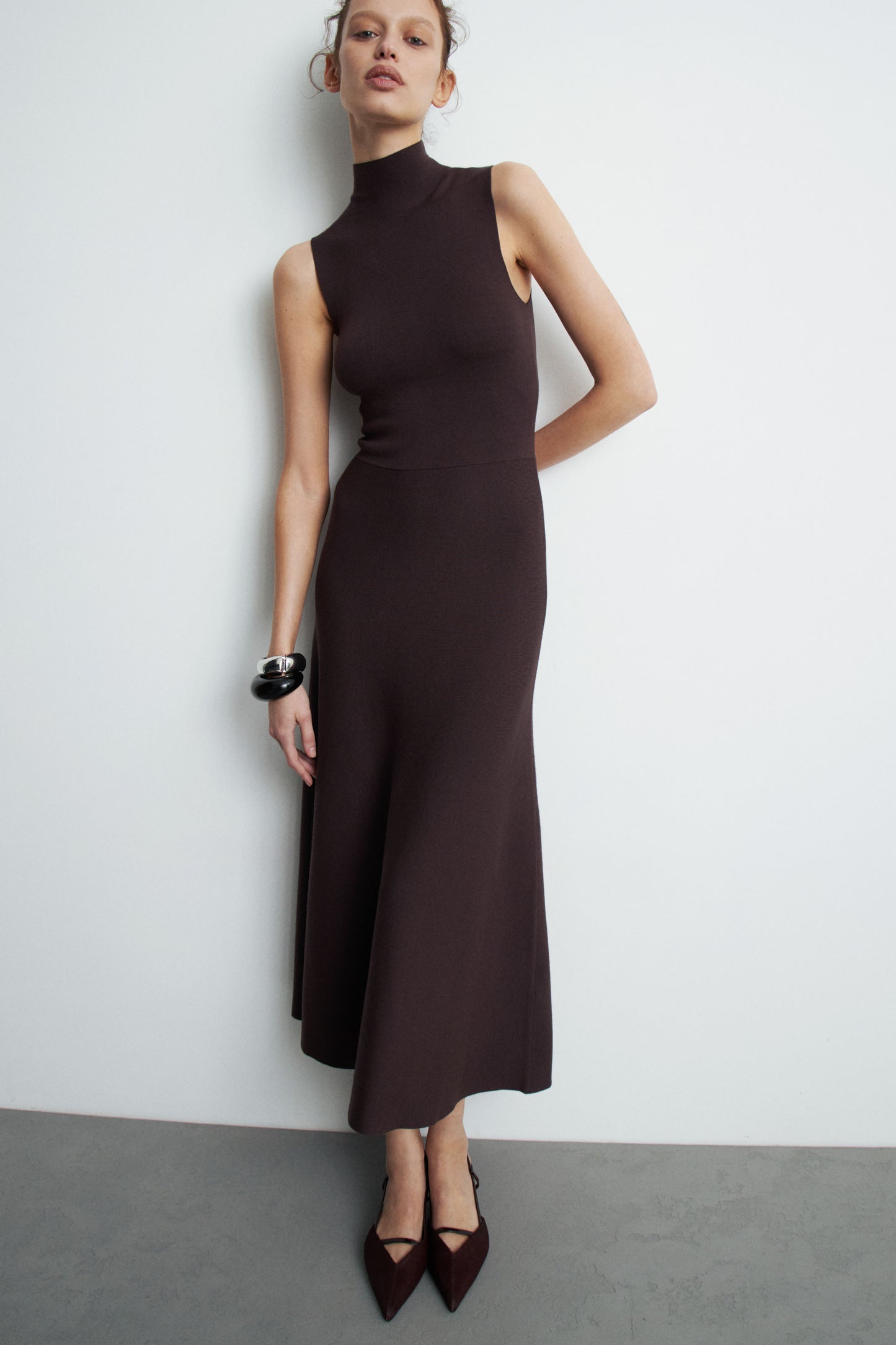 DARK BROWN