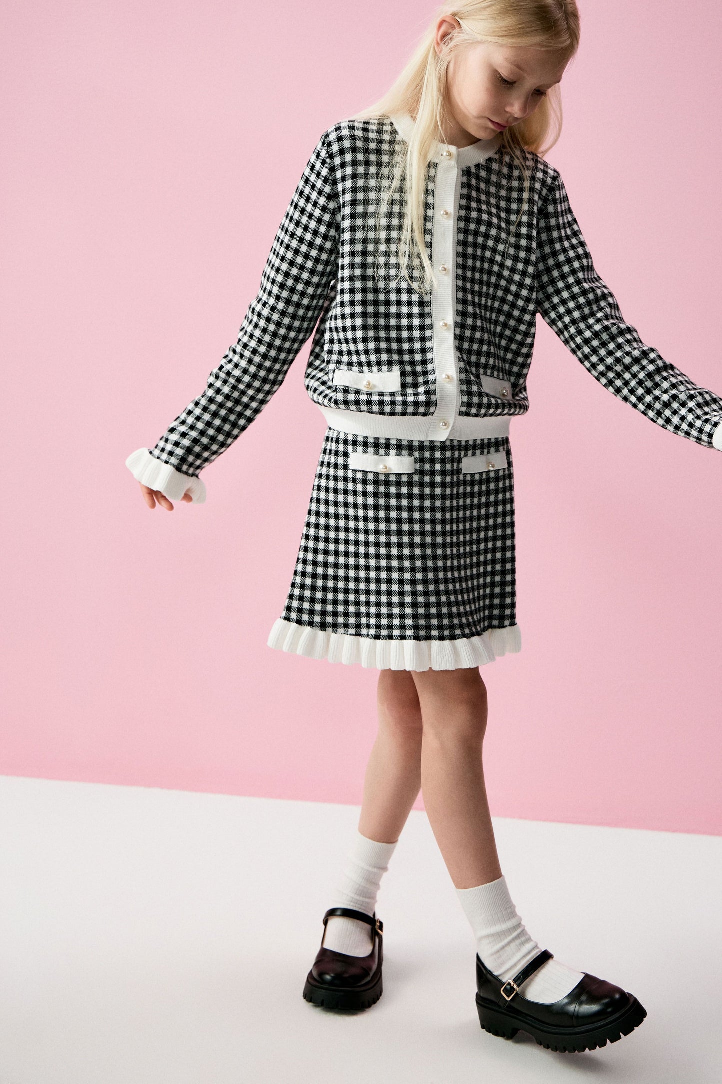 BLACK/WHITE