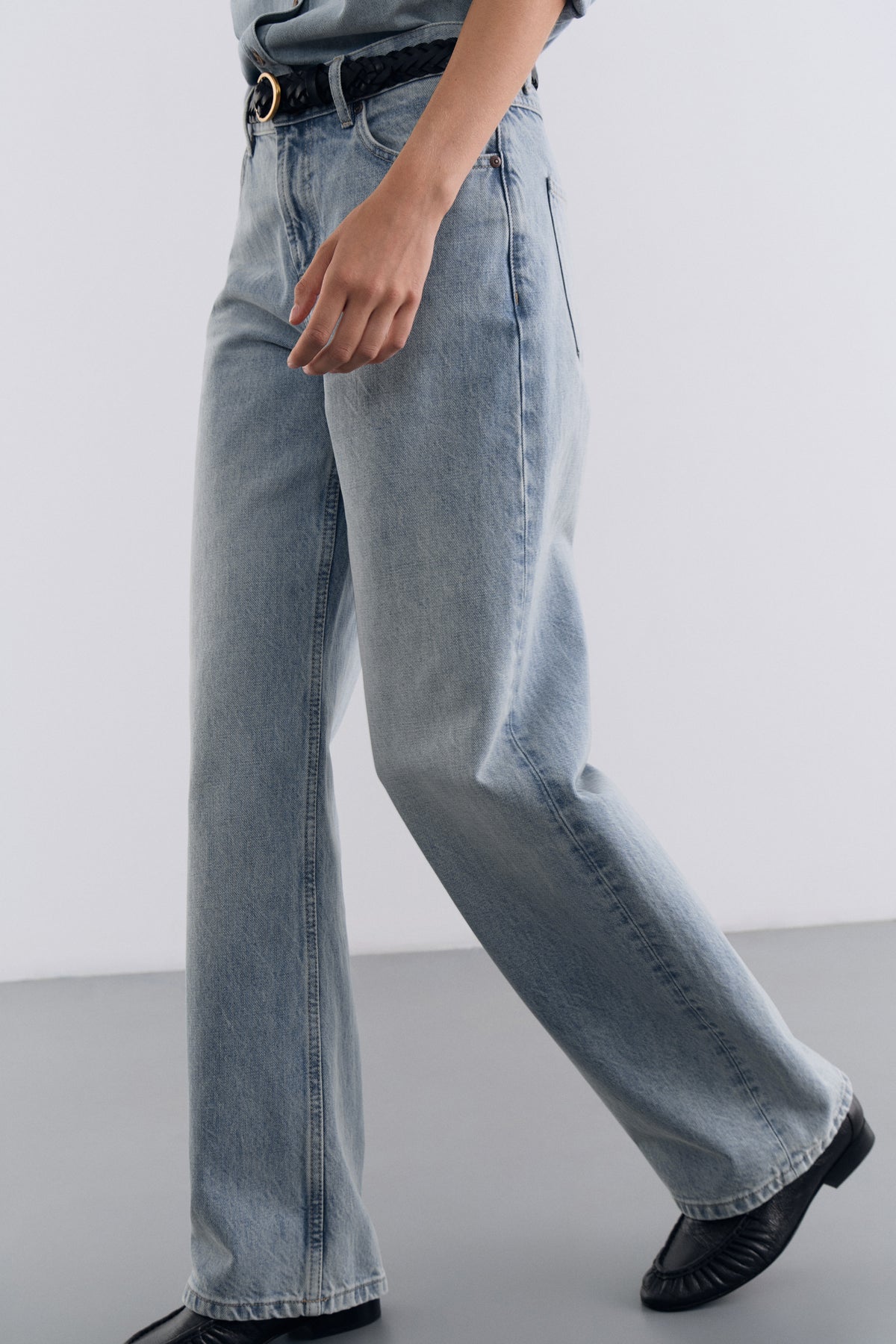 RELAXED MID-RISE JEANS