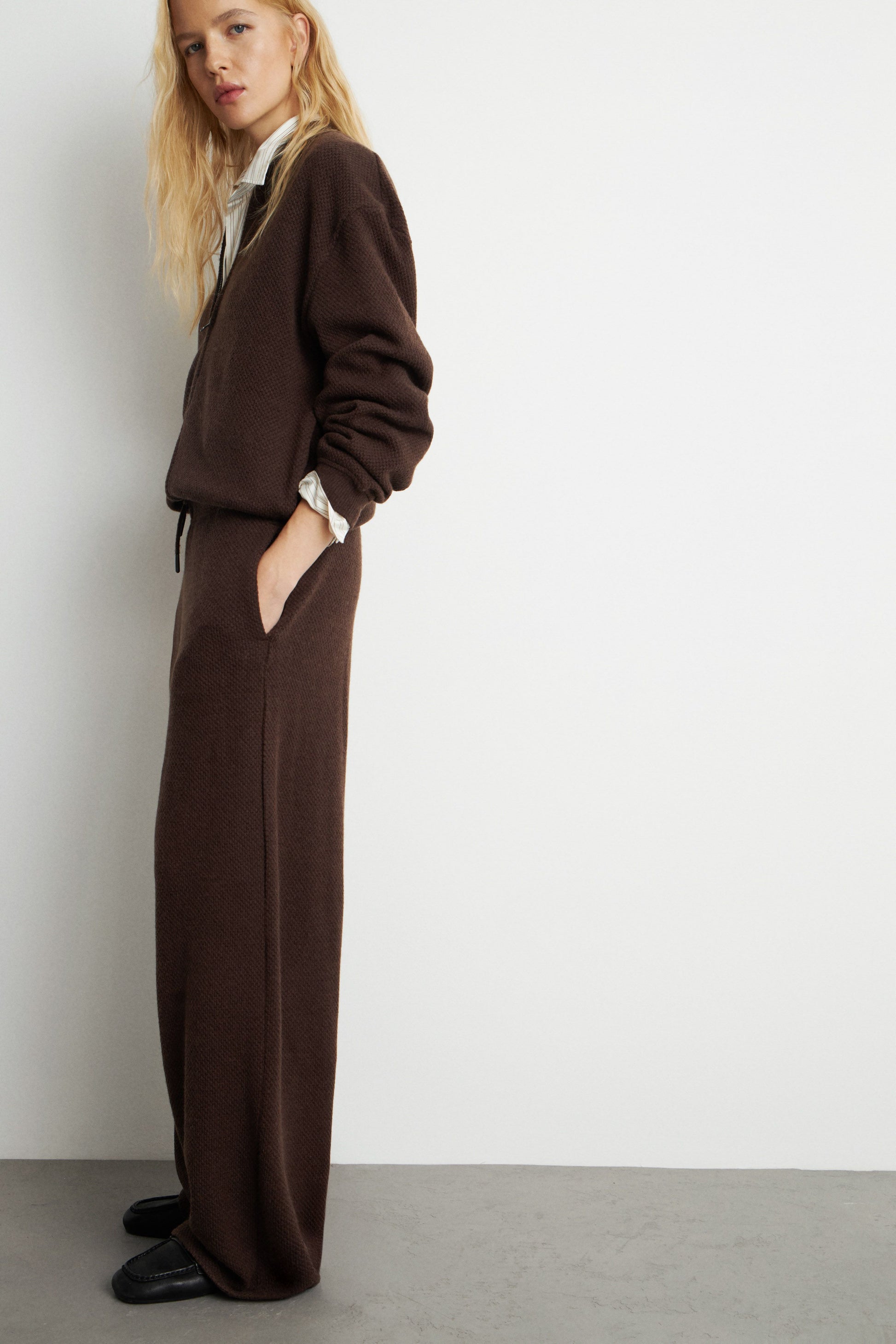 DARK BROWN