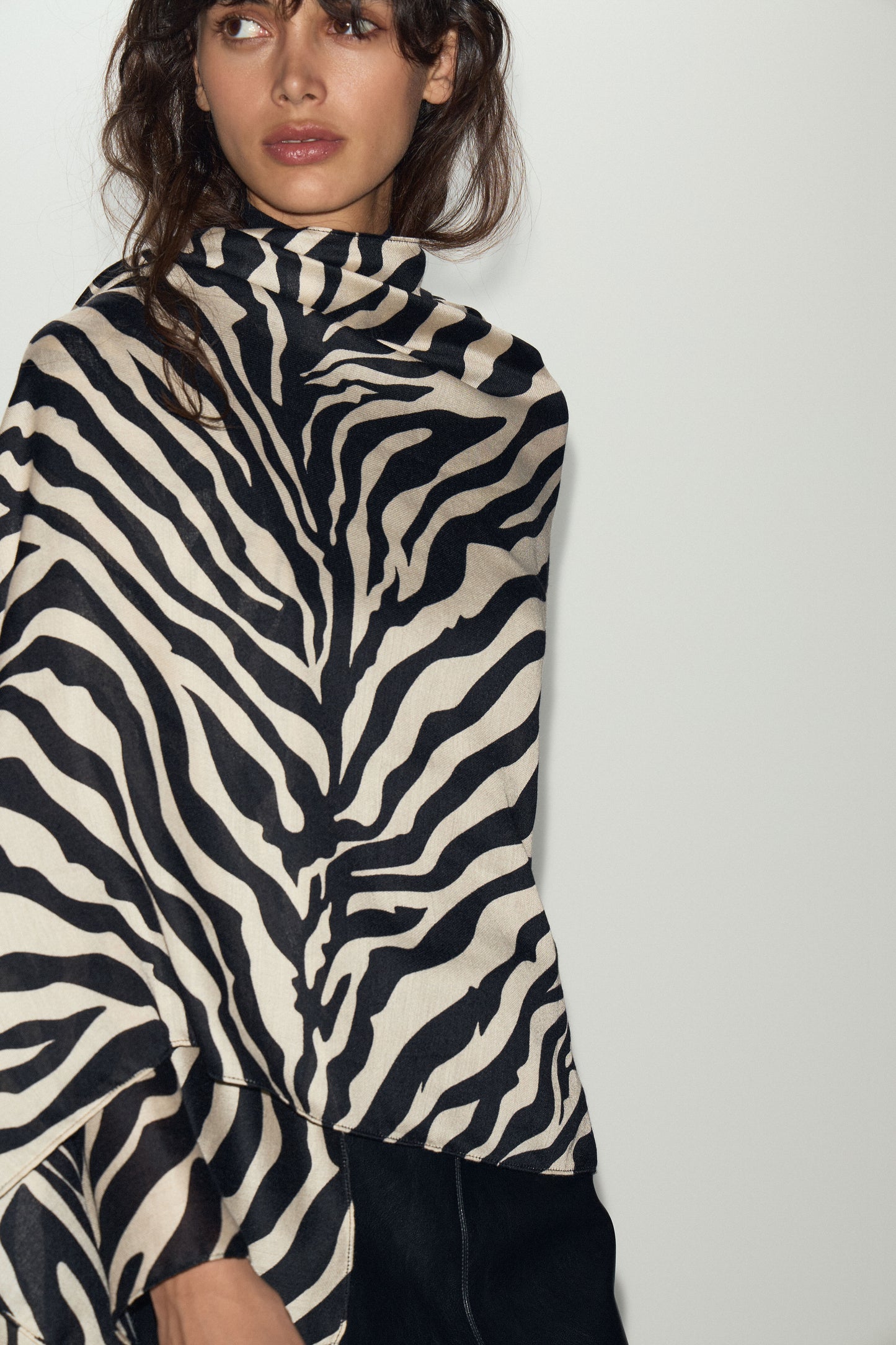 BLACK/WHITE